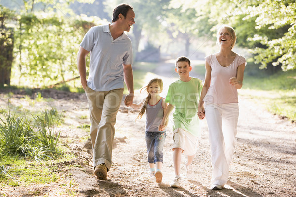 Familia ejecutando aire libre tomados de las manos sonriendo sonrisa Foto stock © monkey_business