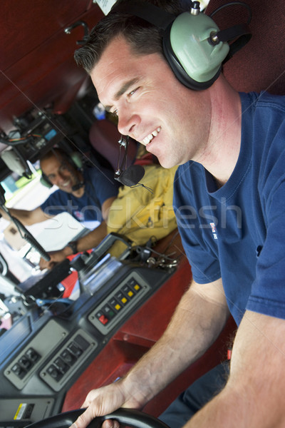 Bombeiro condução carro de bombeiros jovem camisetas cor Foto stock © monkey_business