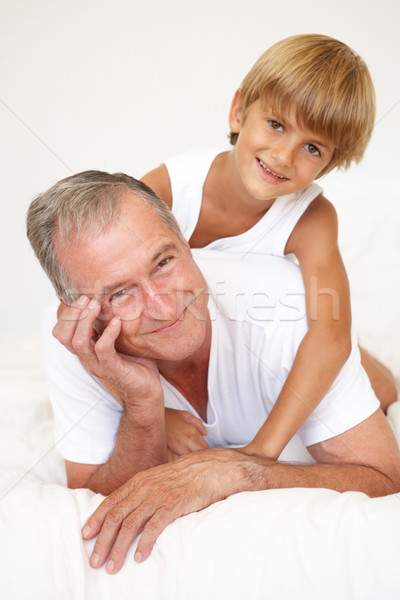 Großvater entspannenden Bett Enkel glücklich Porträt Stock foto © monkey_business
