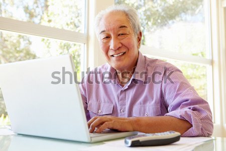 Senior man met behulp van laptop home kantoor laptop Stockfoto © monkey_business