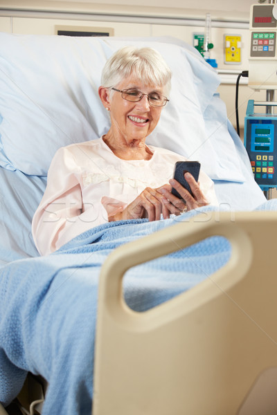 Senior weiblichen Patienten Krankenhausbett Handy Frau Stock foto © monkey_business