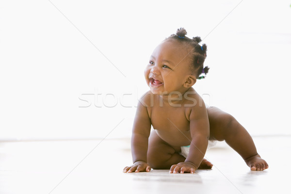 Baby kriechen drinnen lächelnd Lächeln glücklich Stock foto © monkey_business