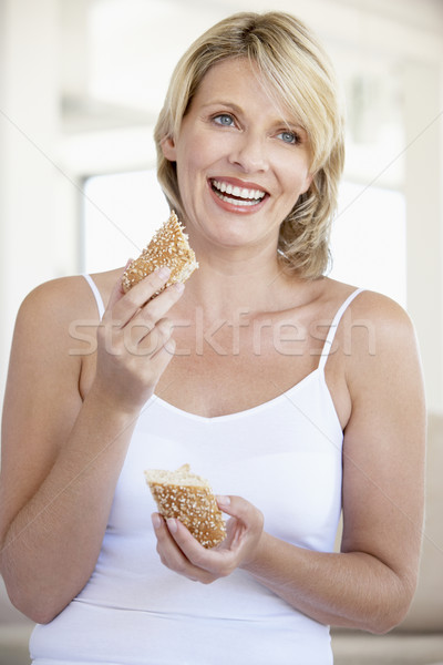 Imagine de stoc: Adult · femeie · mananca · proaspăt · maro · pâine