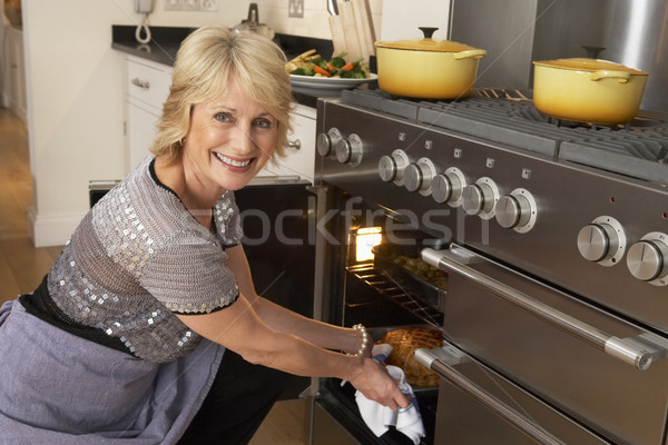 Stockfoto: Vrouw · voedsel · uit · oven · gelukkig