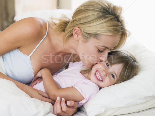 Stockfoto: Vrouw · zoenen · jong · meisje · bed · glimlachende · vrouw · glimlachend