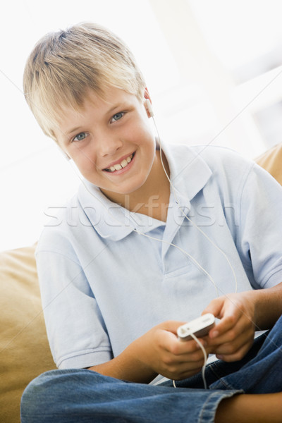 Zdjęcia stock: Młody · chłopak · salon · mp3 · player · uśmiechnięty · szczęśliwy · dziecko