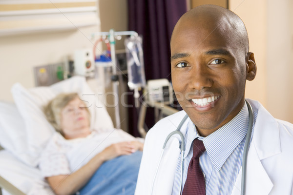 Zdjęcia stock: Lekarza · uśmiechnięty · pokój · pracy · medycznych · szpitala