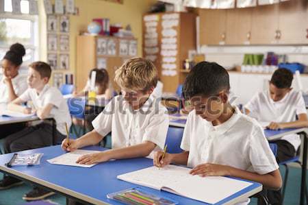 Iskolás gyerekek tanul iskola könyvtár könyv diák Stock fotó © monkey_business