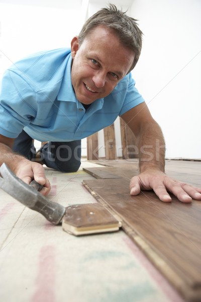 Bouwer leggen houten huis gebouw Stockfoto © monkey_business