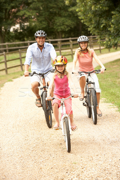 Familie Radfahren Landschaft tragen Sicherheit Helme Stock foto © monkey_business