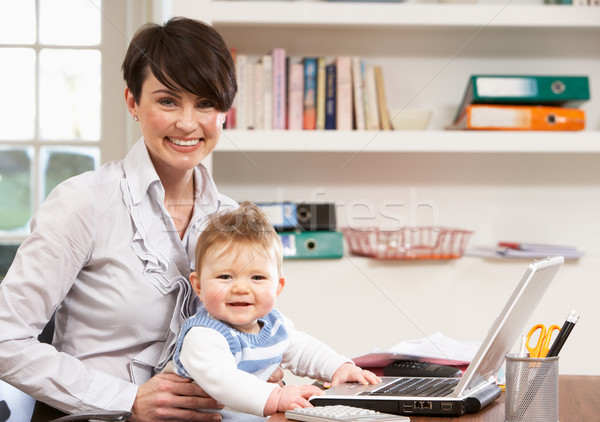 [[stock_photo]]: Femme · bébé · travail · maison · utilisant · un · ordinateur · portable · ordinateur