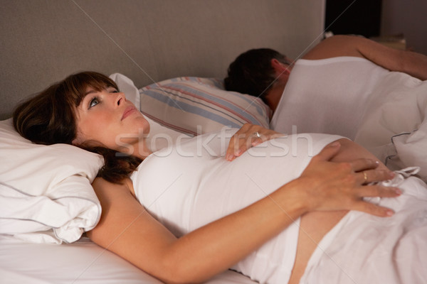 Kobieta w ciąży spać kobieta baby para ciąży Zdjęcia stock © monkey_business