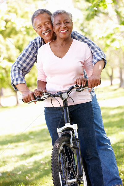 Foto stock: Pareja · de · ancianos · ciclismo · parque · sol · moto · ejercicio