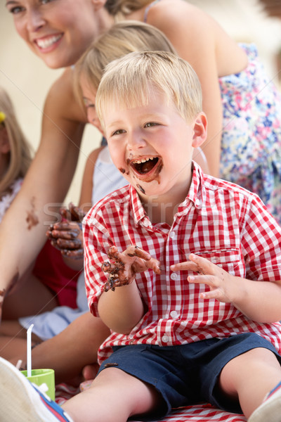 Stock foto: Kinder · Mutter · Essen · Kuchen · Freien · Tee