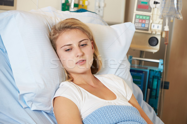 Deprimido adolescente feminino paciente cama de hospital hospital Foto stock © monkey_business