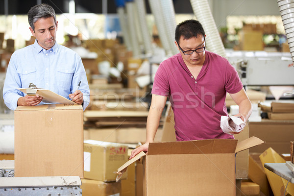 Munkások raktár áru férfi doboz férfiak Stock fotó © monkey_business