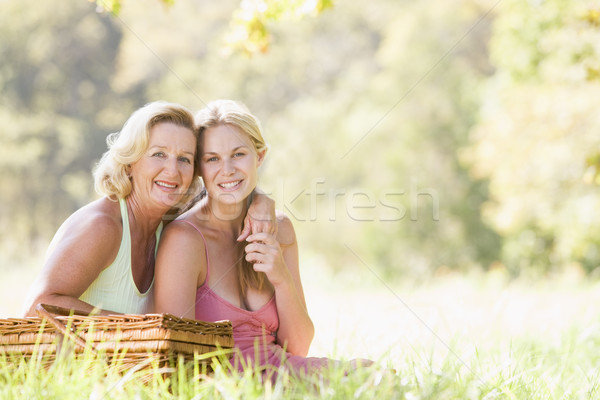 Imagine de stoc: Mamă · adult · fiica · picnic · femeie · zâmbet