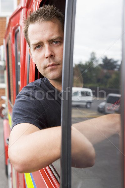 Foto stock: Masculina · bombero · sesión · taxi · carro · de · bomberos · hombre