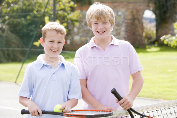 Dos jóvenes masculina amigos pista de tenis sonriendo Foto stock © monkey_business