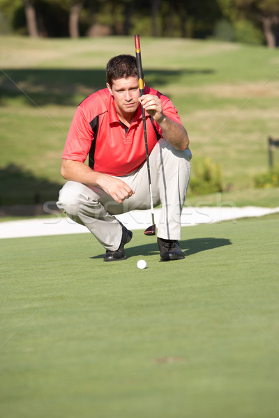 Masculin jucător de golf teren de golf in sus verde om Imagine de stoc © monkey_business