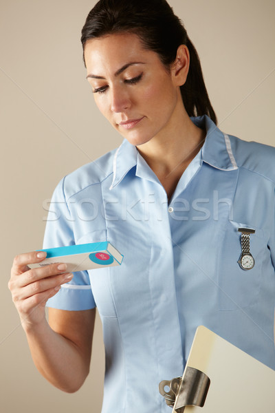 Krankenschwester halten Verschreibung Drogen Packung Frau Stock foto © monkey_business