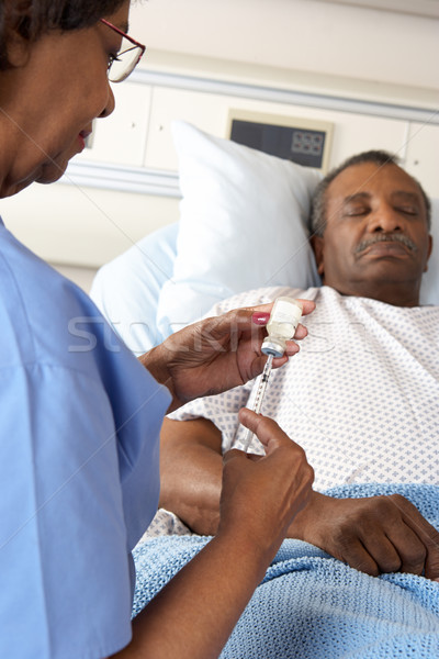 商业照片: 护士 ·给· 高级 ·男· 病人 · 注射
