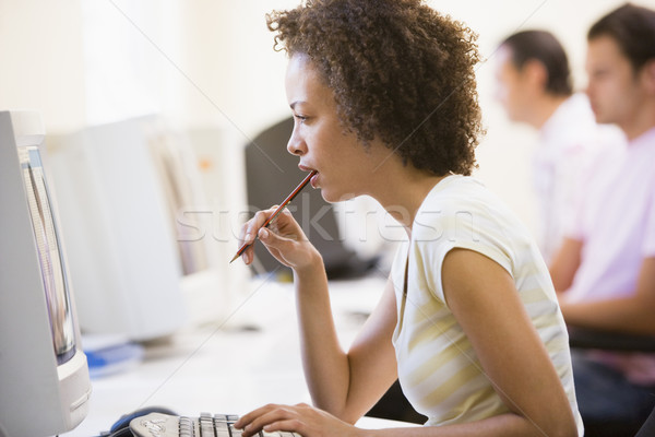 Femeie de calculator cameră uita monitoriza gândire birou Imagine de stoc © monkey_business