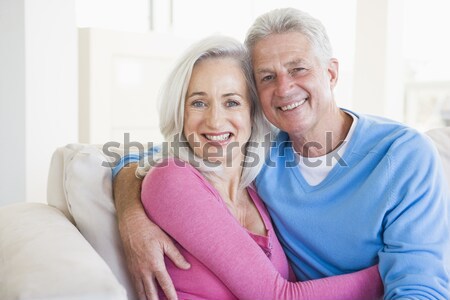 Stock foto: Ehemann · Ehefrau · Geschenk · Wohnzimmer · Küssen · lächelnd