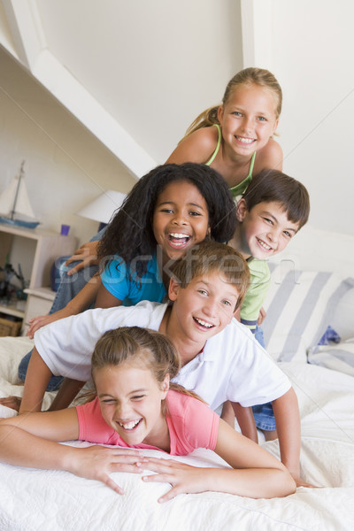 Cinci tineri prietenii top alte fericit Imagine de stoc © monkey_business