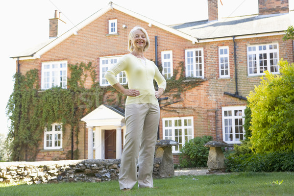 Foto stock: Senior · mulher · em · pé · fora · casa · feliz