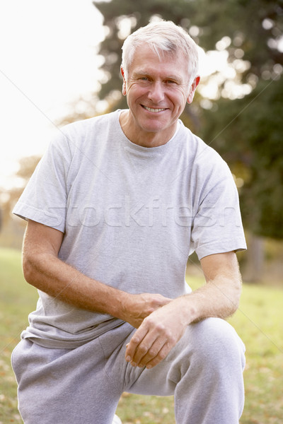 Portret senior man hurken park winter Stockfoto © monkey_business