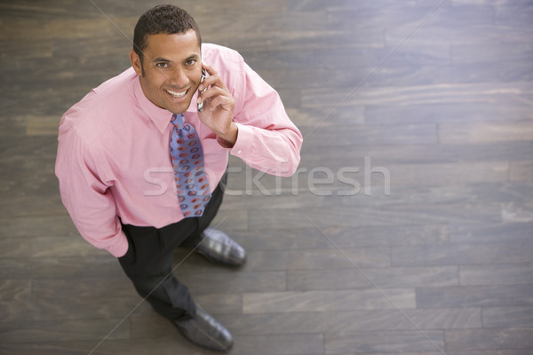 Zdjęcia stock: Biznesmen · stałego · telefon · komórkowy · uśmiechnięty · człowiek