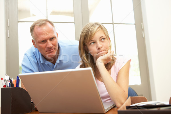 Foto d'archivio: Arrabbiato · padre · adolescente · figlia · utilizzando · il · computer · portatile · home