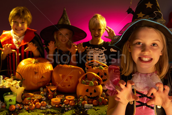 Foto stock: Halloween · festa · crianças · balde