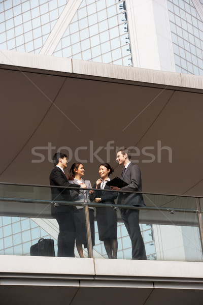 [[stock_photo]]: Quatre · affaires · collègues · discussion · à · l'extérieur · bureau