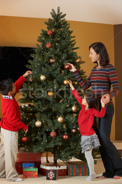 Anya gyerekek karácsonyfa nő család nők Stock fotó © monkey_business