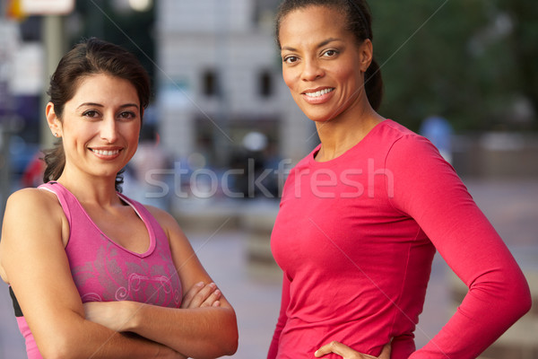 Portret twee vrouwelijke lopers stedelijke straat Stockfoto © monkey_business