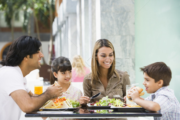 Familie genieten lunch cafe maaltijd vergadering Stockfoto © monkey_business