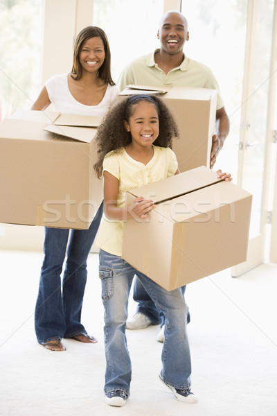 ストックフォト: 家族 · 移動 · 新居 · 笑みを浮かべて · 女性 · 家