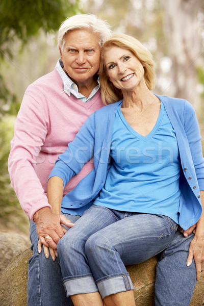 Foto stock: Pareja · de · ancianos · sesión · pared · hombre · feliz · Pareja