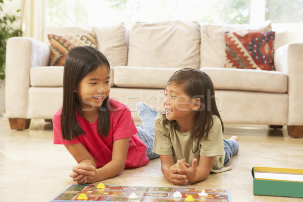 Twee kinderen spelen bordspel home portret Stockfoto © monkey_business