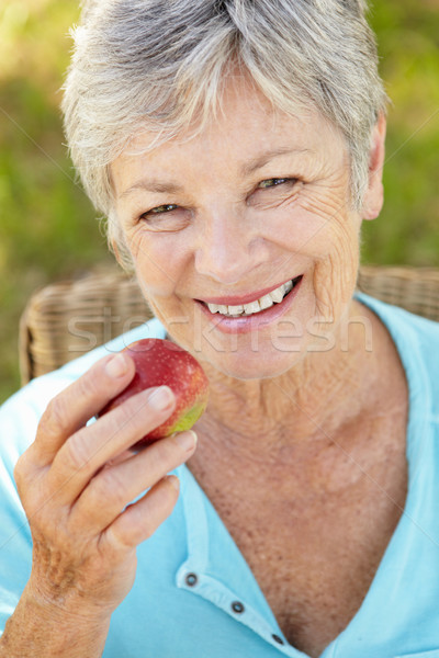 Foto stock: Senior · mulher · alimentação · maçã · mão · feliz