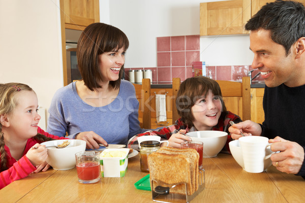 Stock foto: Familie · Essen · Frühstück · zusammen · Küche · Mädchen