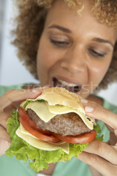 Stock foto: Erwachsenen · Frau · Essen · burger · lächelnd · Farbe