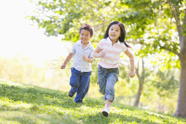 Foto stock: Hermano · hermana · ejecutando · aire · libre · sonriendo · ninos