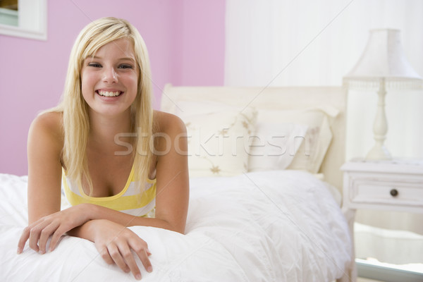 Tinilány ágy lány tini hálószoba megnyugtató Stock fotó © monkey_business