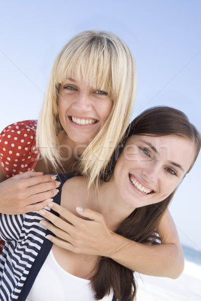 Dos mujeres océano detrás mujeres amigos Foto stock © monkey_business