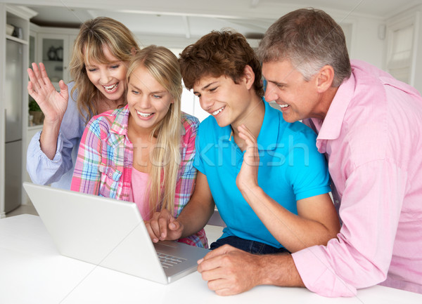 Familie mit Laptop Frau Mann glücklich Laptop Stock foto © monkey_business