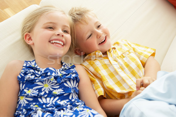 Twee kinderen ondersteboven sofa home kind Stockfoto © monkey_business