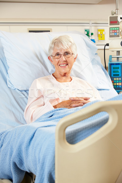 Foto stock: Retrato · senior · feminino · paciente · relaxante · cama · de · hospital